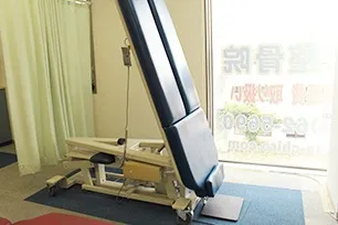 施術に使用する特殊ベッド