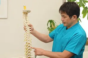 まえだ整骨院で痛みの原因と施術箇所を説明する様子