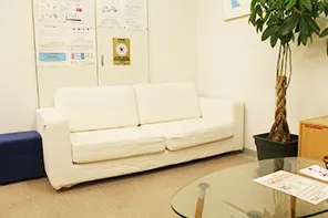 まえだ整骨院で姿勢と日常生活動作を指導する様子