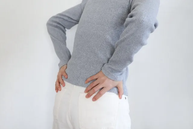 朝の起き上がりや日常動作で腰・背中が痛む様子