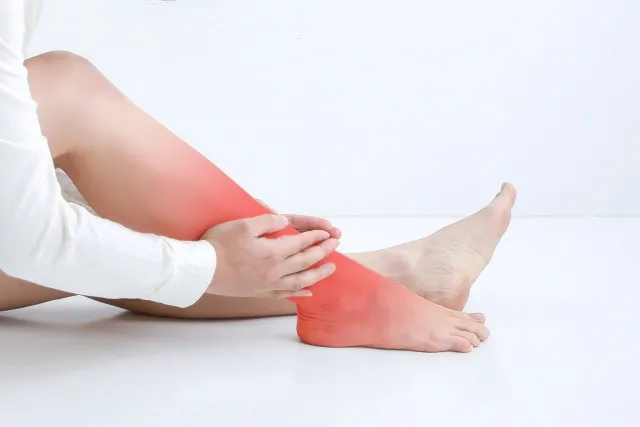 階段の下りや歩行で膝・足首に負担がかかる様子
