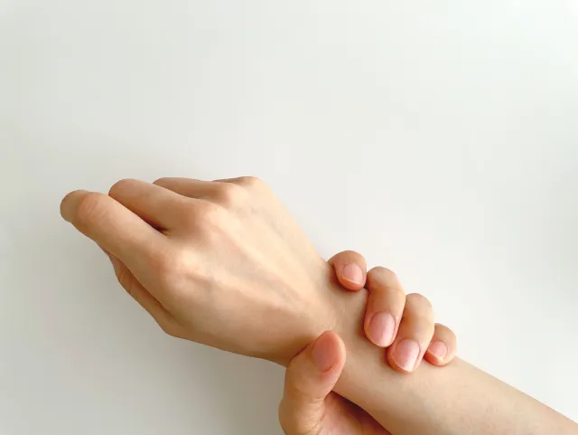 お尻から脚へ広がるしびれや手のしびれのイメージ